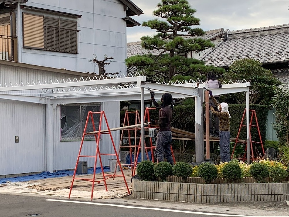 鉄骨の下塗り中